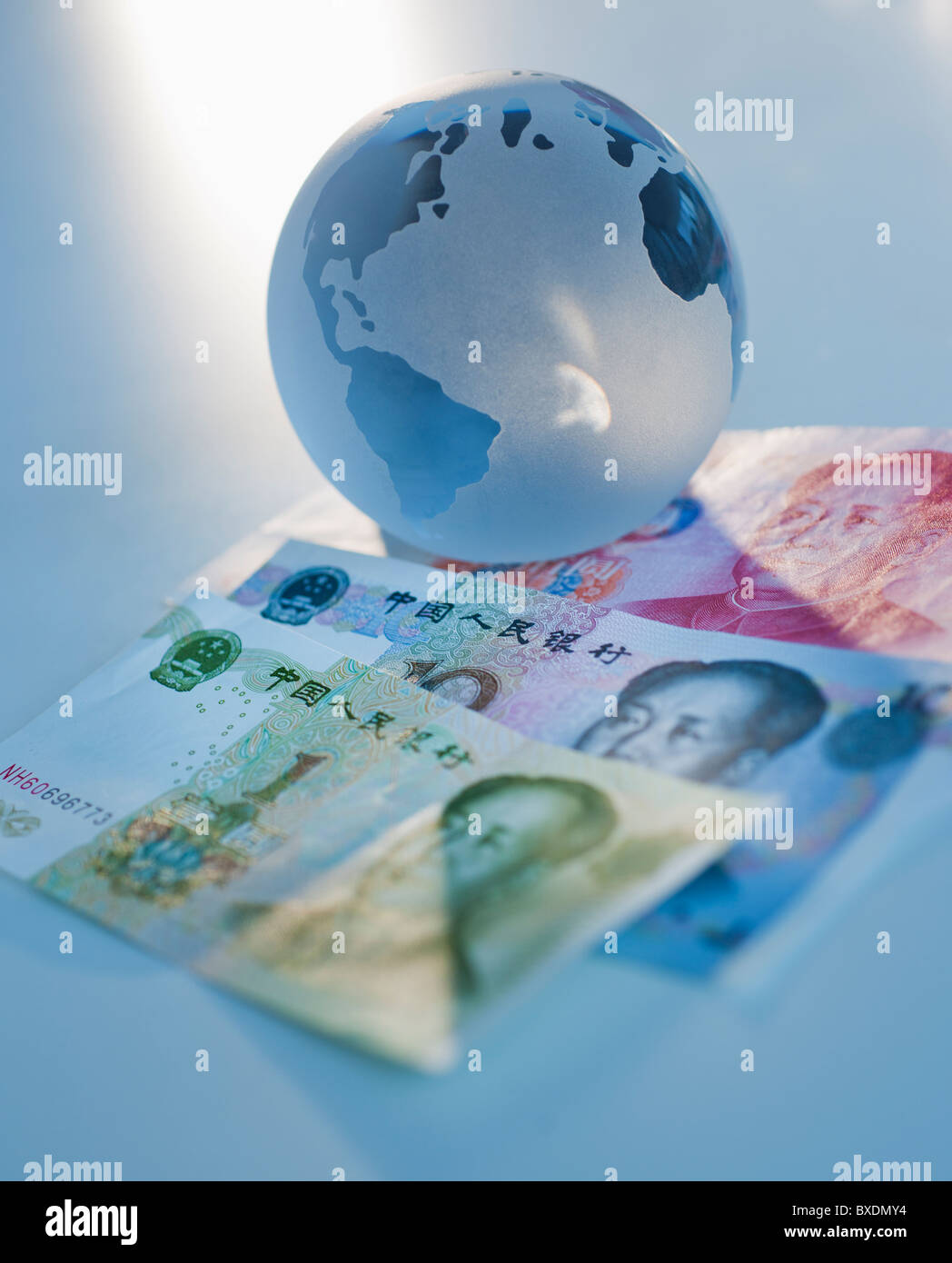 Globo sulla moneta cinese Foto Stock