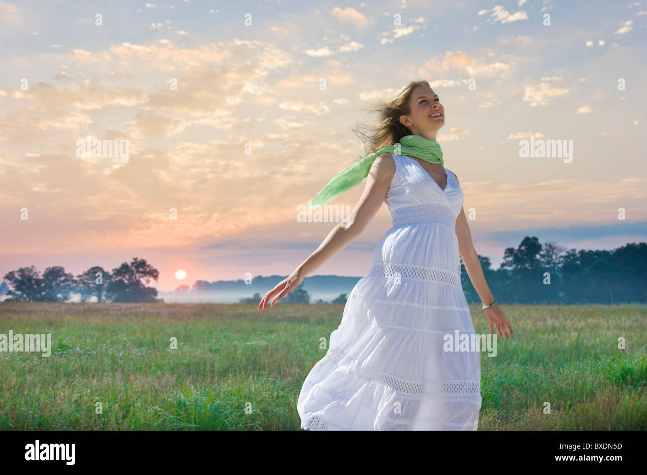 Carefree donna nel campo Foto Stock