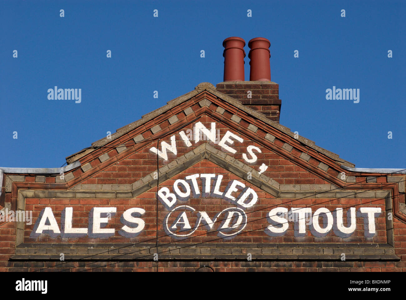 Vecchia pubblicità dipinta sulla facciata di un edificio IPSWICH REGNO UNITO Foto Stock