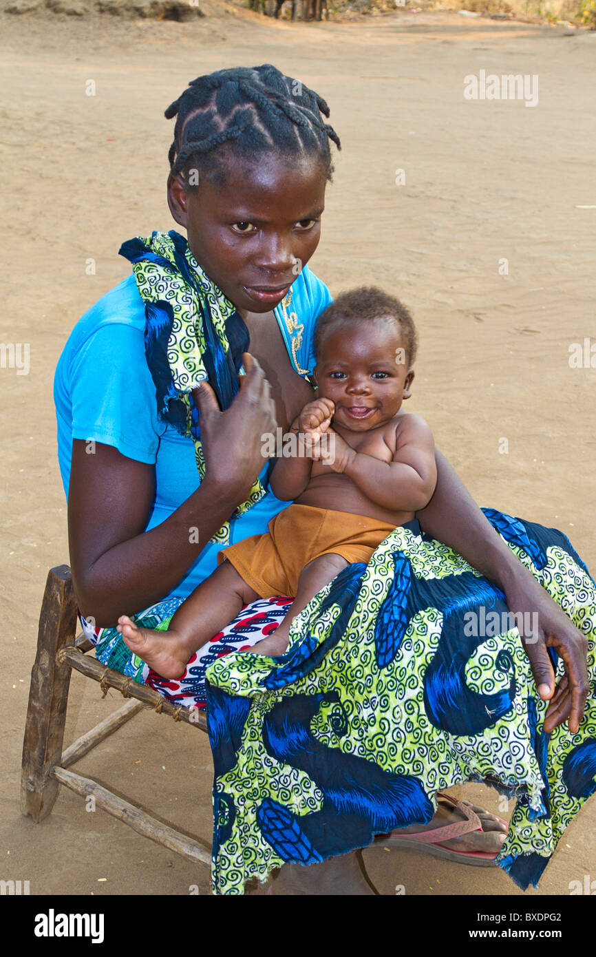Giovane madre detiene il suo bambino nel suo villaggio, Kawaza, Zambia, Africa. Queste persone sono di Kunda tribù. Foto Stock