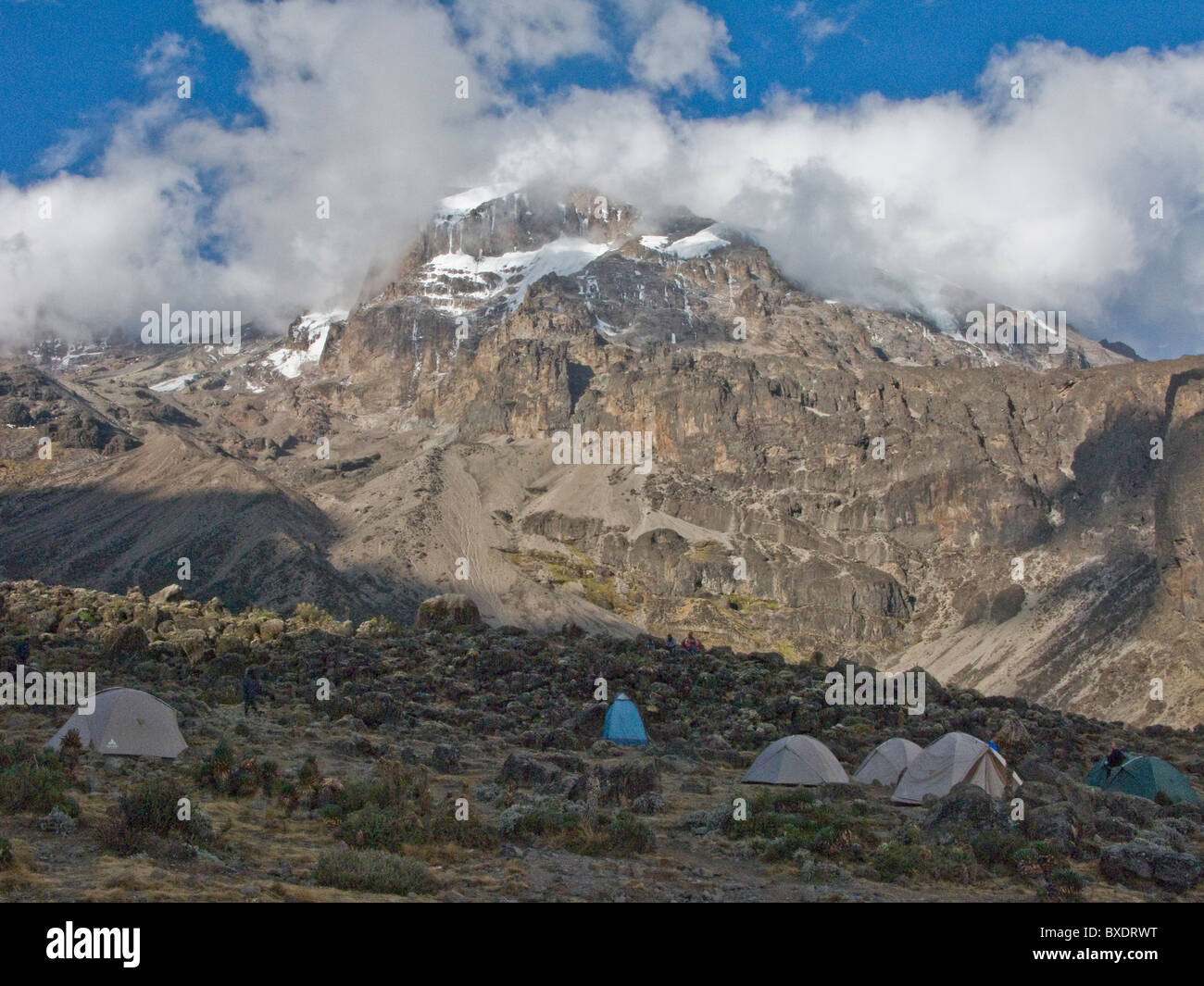 La ripida scogliera,- e il ghiacciaio coperta fronte sud del Kilimanjaro da un alto expedition camp. Foto Stock