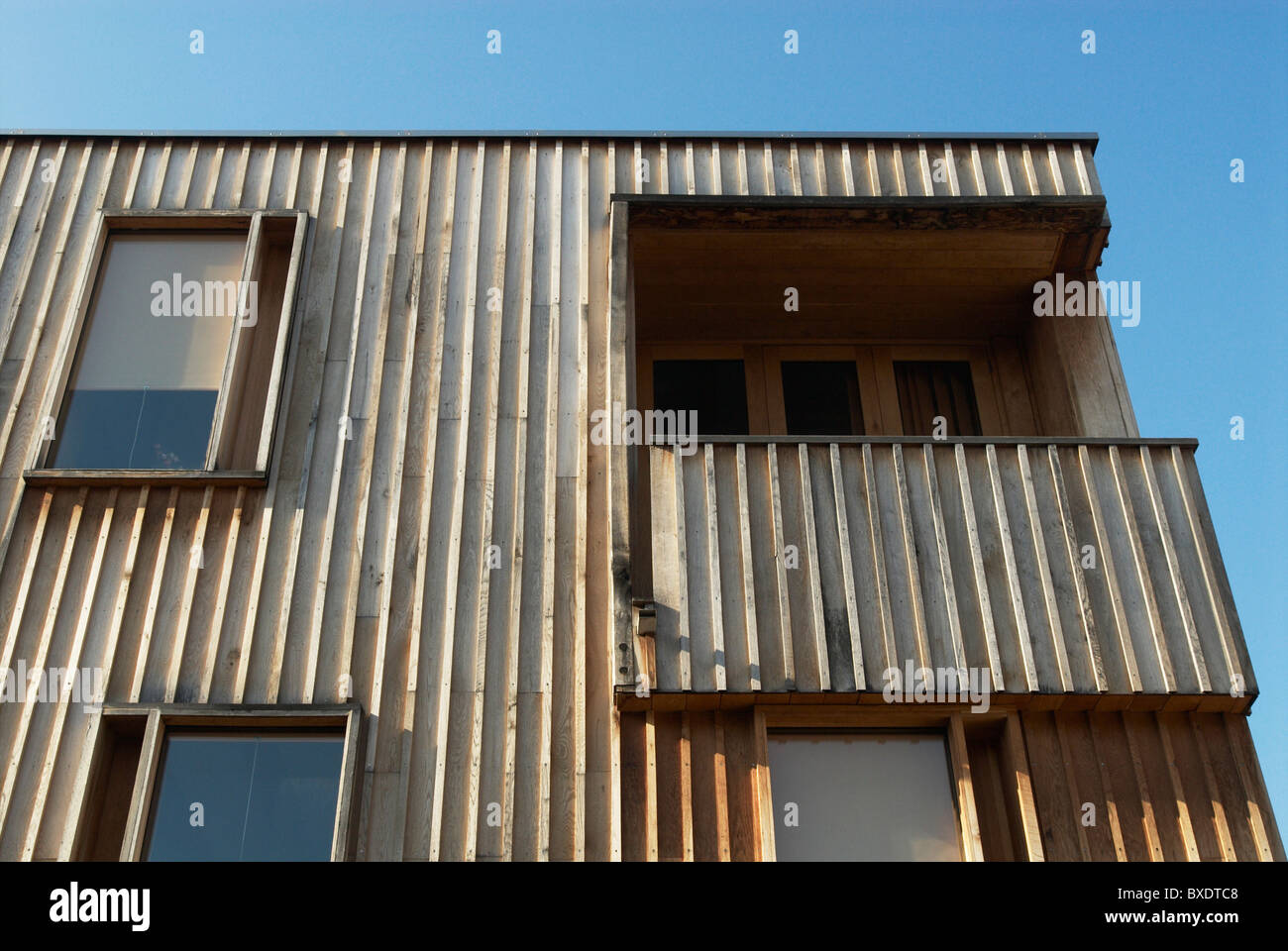 Progettato individualmente in legno rivestito di casa costruita su un terreno circondato da alloggiamento Vittoriano East London REGNO UNITO Foto Stock