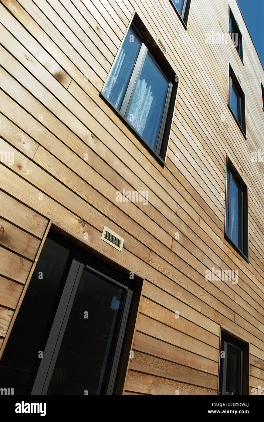 Rivestimento in legno su moderni appartamenti East London REGNO UNITO Foto Stock