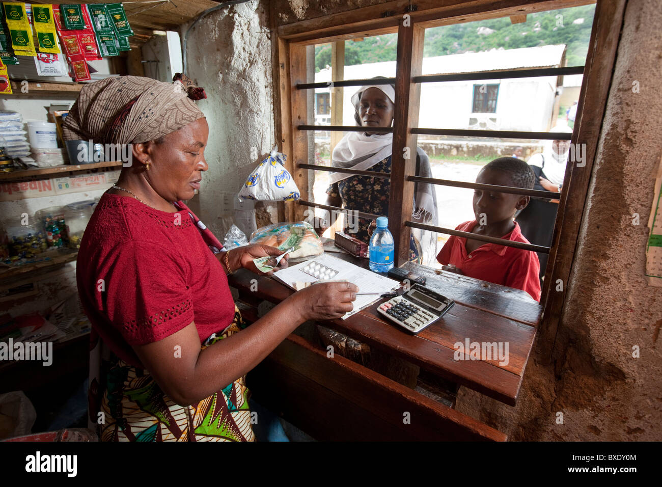 La sig.ra Tobadina Luhwavi ha un piccolo negozio di Iringa, Tanzania Africa Orientale. Foto Stock