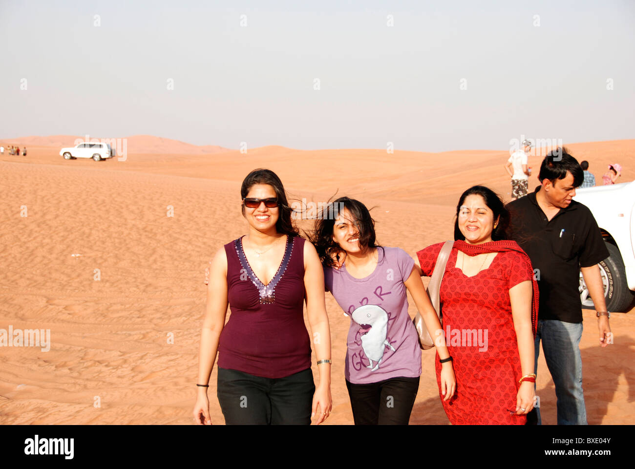 Una famiglia indiana godendo di vacanza al dune di sabbia di Dubai Foto Stock