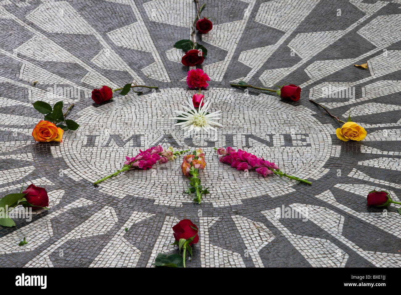 'Imagine' - mosaico sul terreno a Strawberry Fields, al Central Park di New York. Un omaggio al leggendario John Lennon. Foto Stock