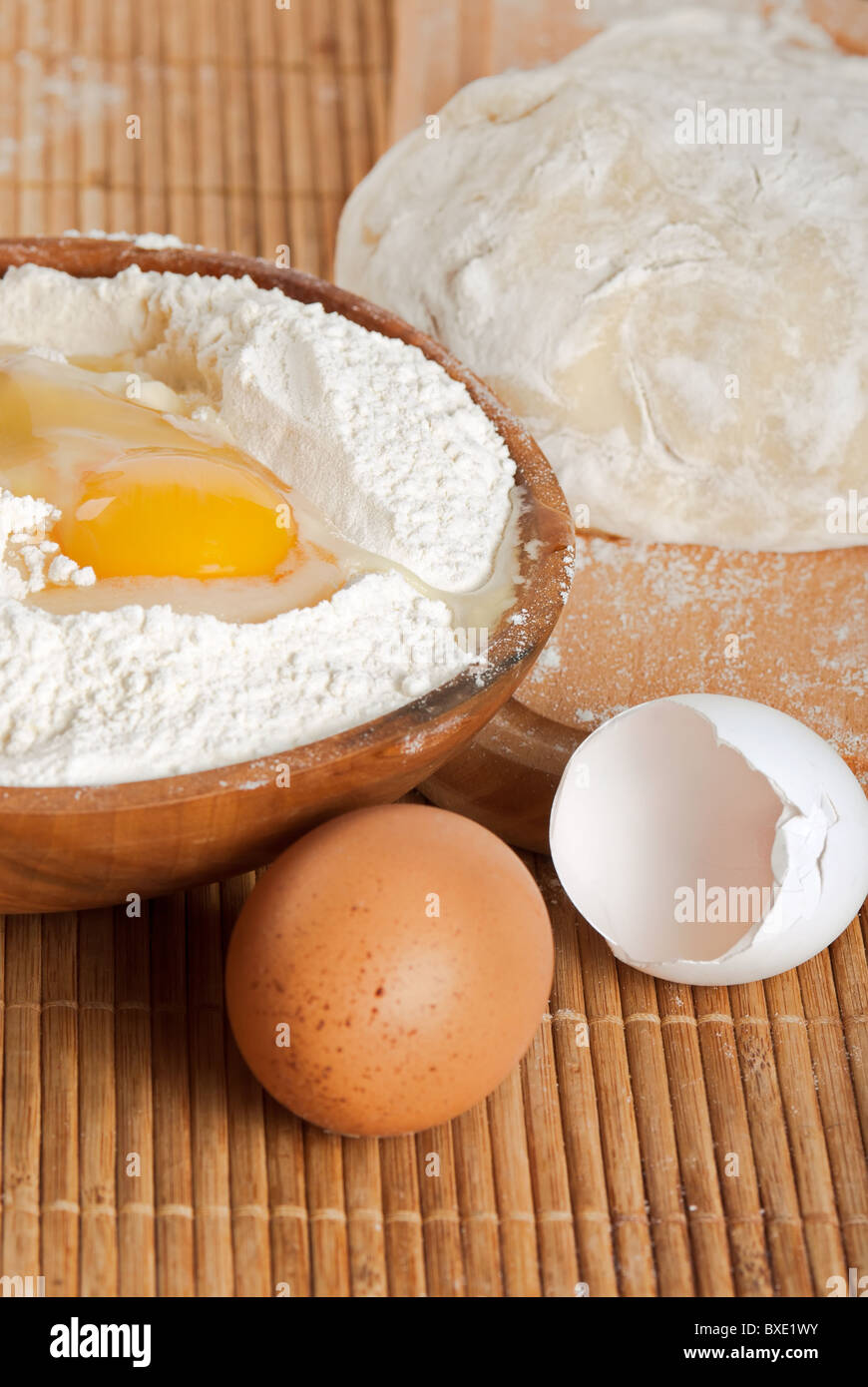 Farina, uova crude e la pasta per la produzione di pane Foto Stock