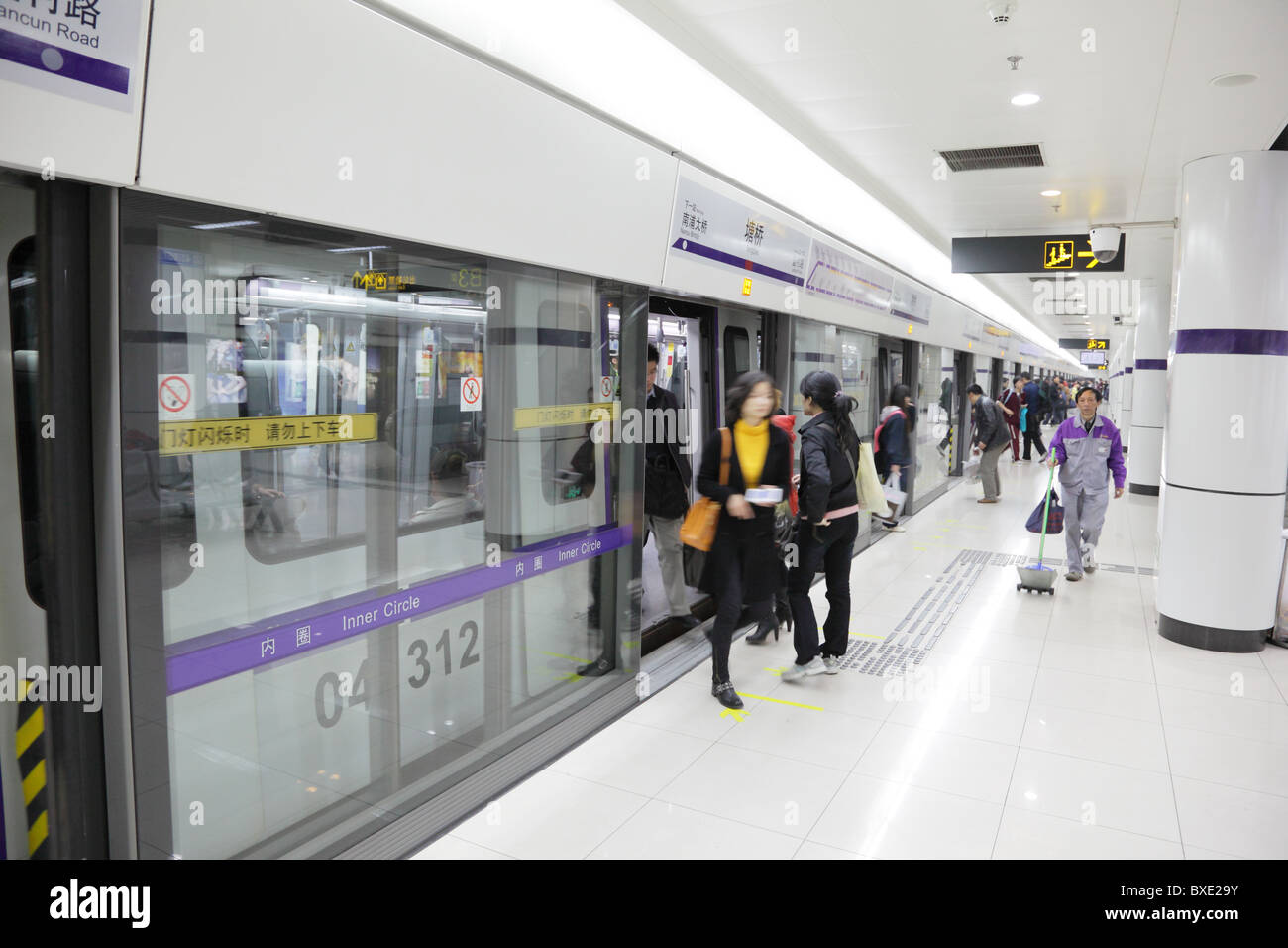 Shanghai Metro Station. Foto scattata a xix di novembre 2010 Foto Stock
