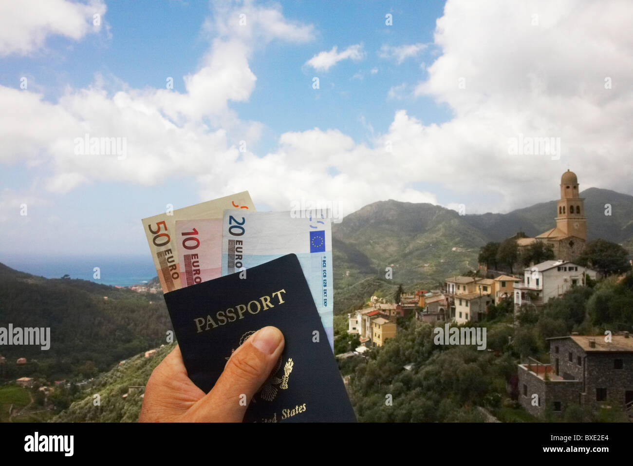 Manís mano che tiene un passaporto in corso di validità e di valuta euro Foto Stock