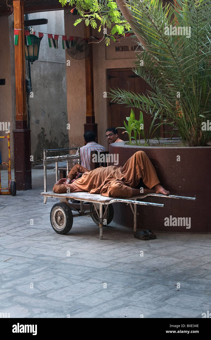 Porter lavoratori dormire a Dubai Foto Stock