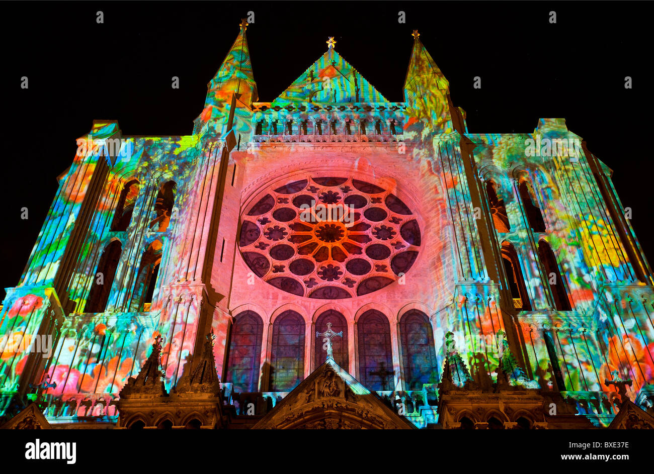 La cattedrale di Chartres illuminata di notte Foto Stock