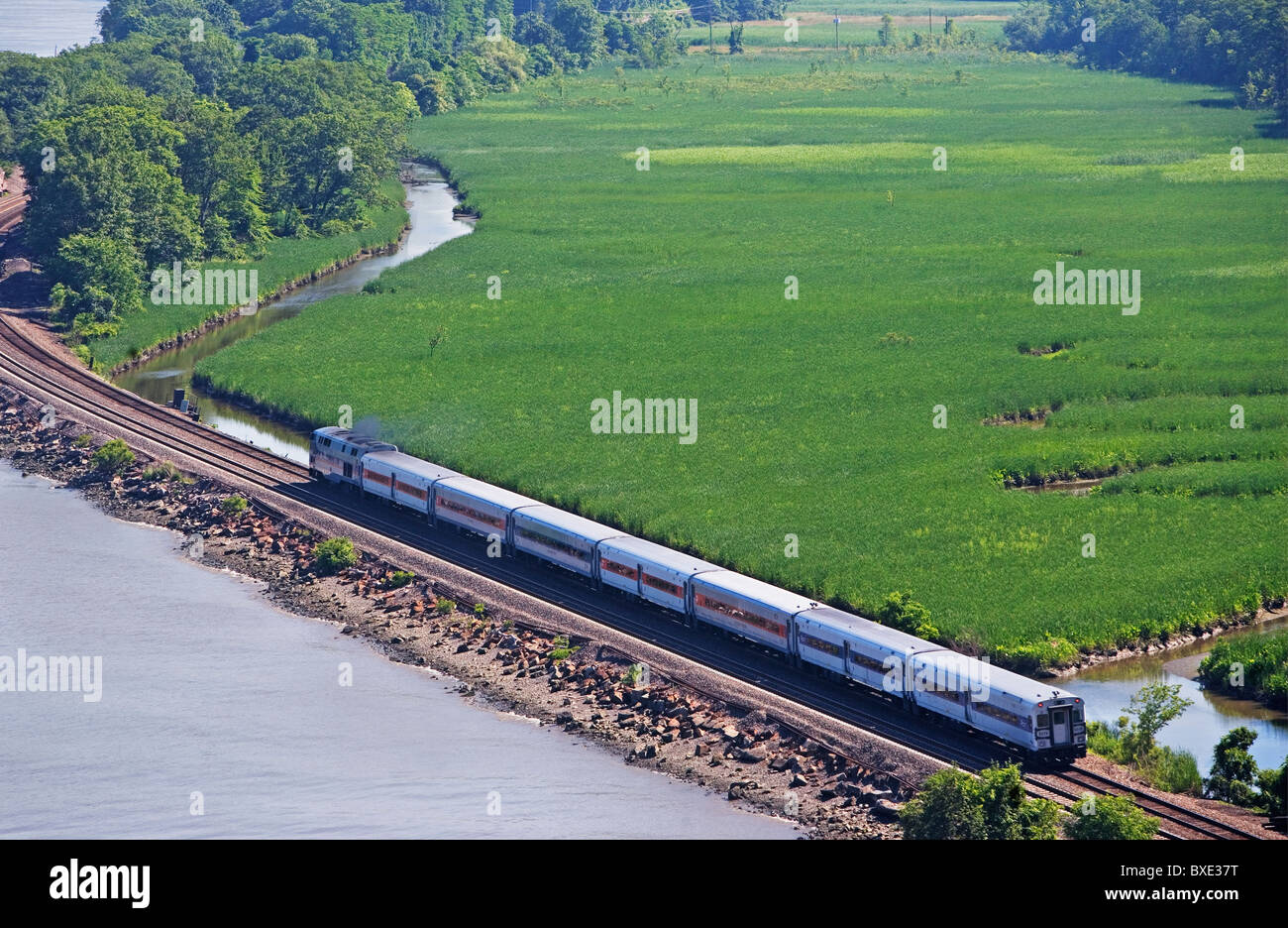 Treno accanto al Fiume Hudson Foto Stock