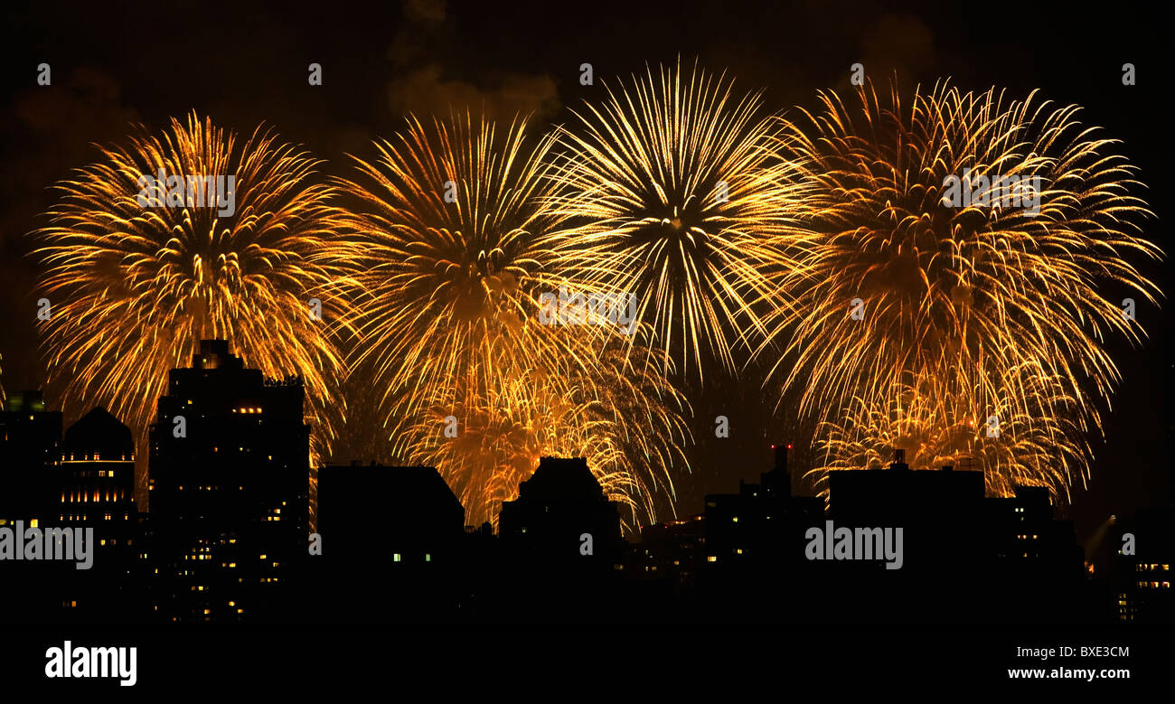 Fuochi d'artificio su New York skyline della città Foto Stock