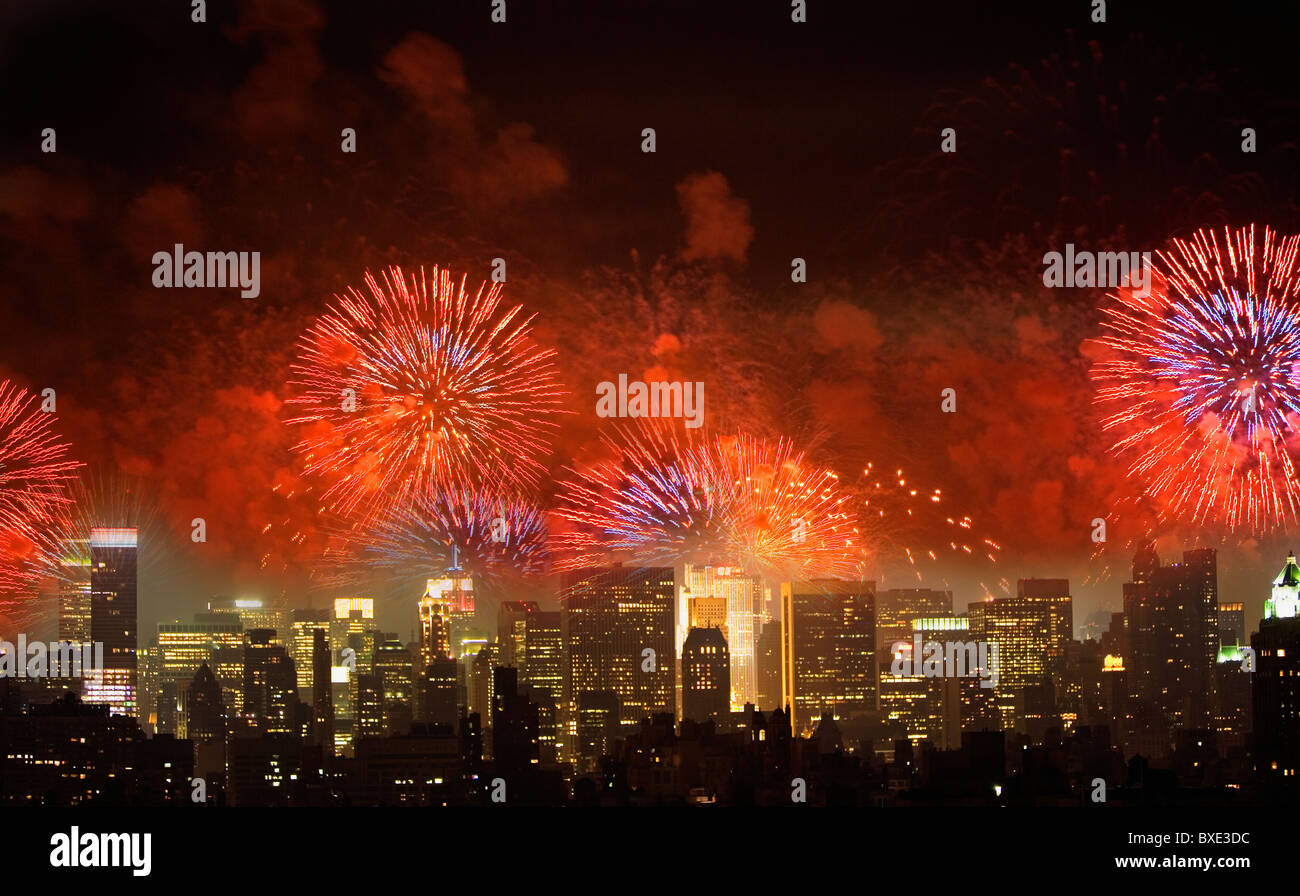 Fuochi d'artificio su New York skyline della città Foto Stock