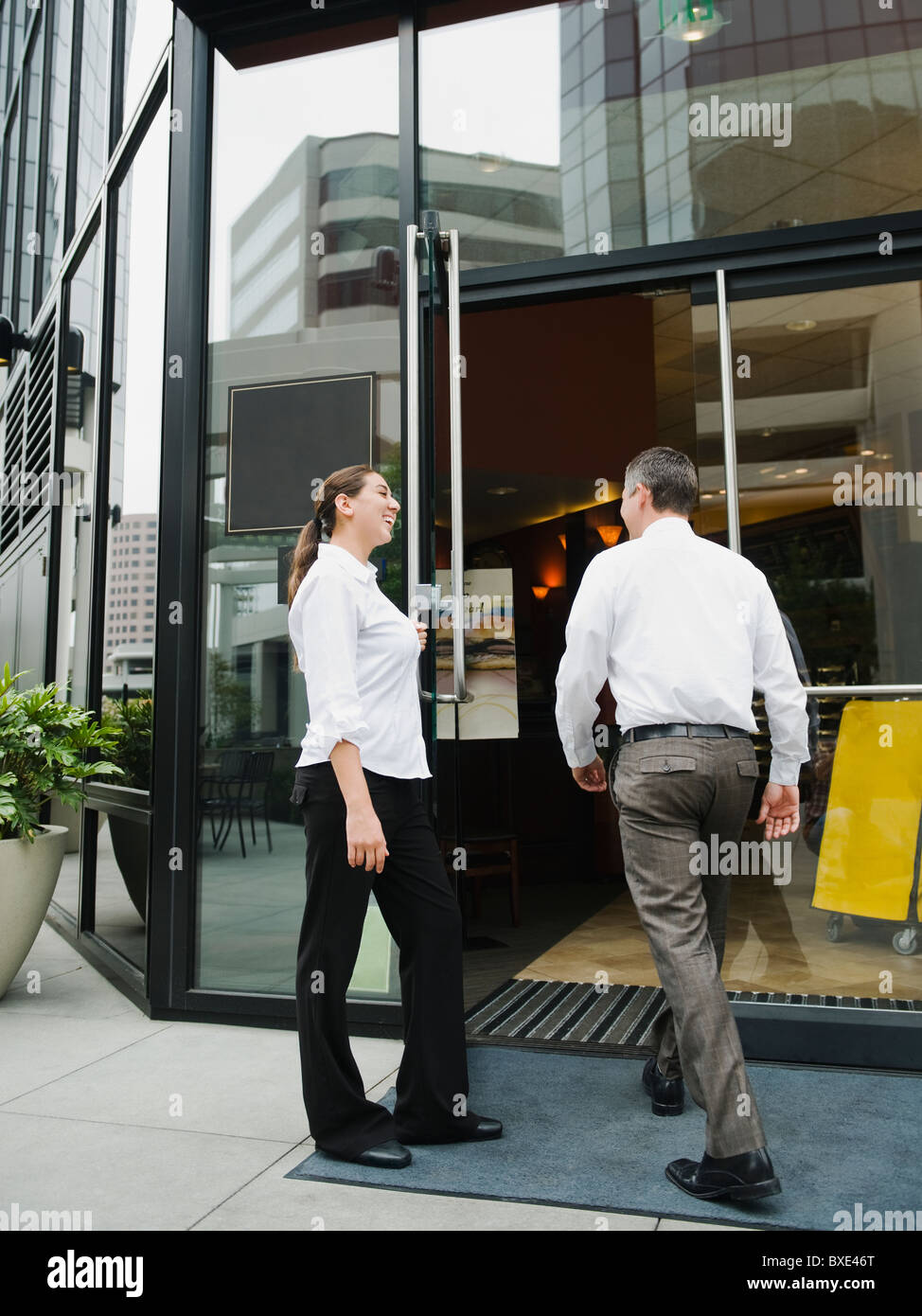 I clienti a piedi in costruzione Foto Stock