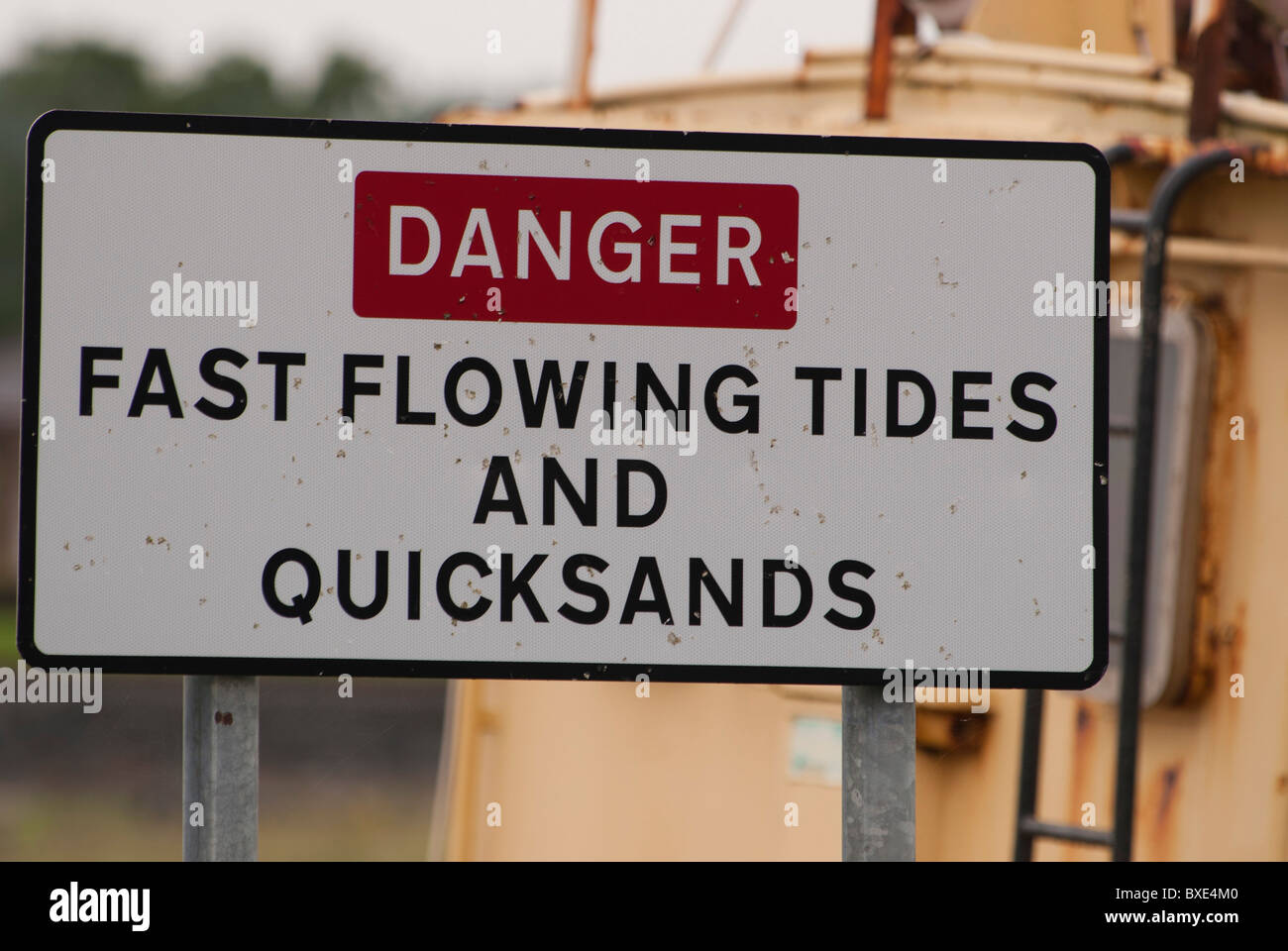 Segnaletica di pericolo "rabbia che scorre veloce delle maree e Quicksands', Fiume Nith estuario , Glencaple, Dumfries and Galloway, Scozia Foto Stock