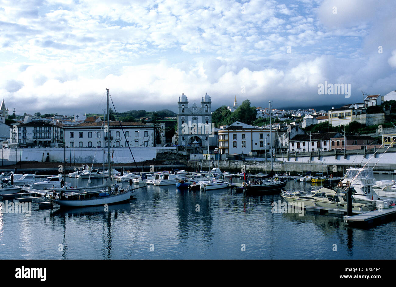Angra do Heroísmo, un sito Patrimonio Mondiale dell'UNESCO, sull'isola Terceira nelle Azzorre. Il telaio centrale è la chiesa Misericórdia Foto Stock