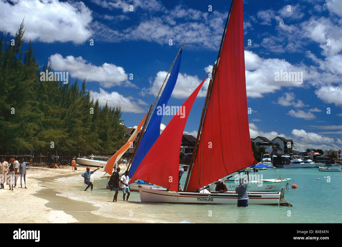 Barche colorate di rosso e blu vele sulla sabbiosa spiaggia di Grand Bay o il Grande Baie, Mauritius Foto Stock