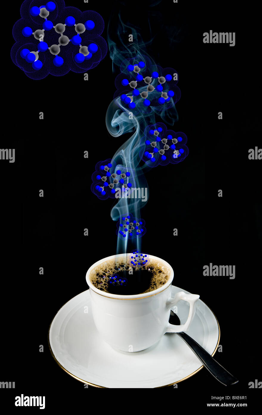 Tazza di caffè caldo con precisione le molecole di caffeina drifting fino al vapore su nero Foto Stock