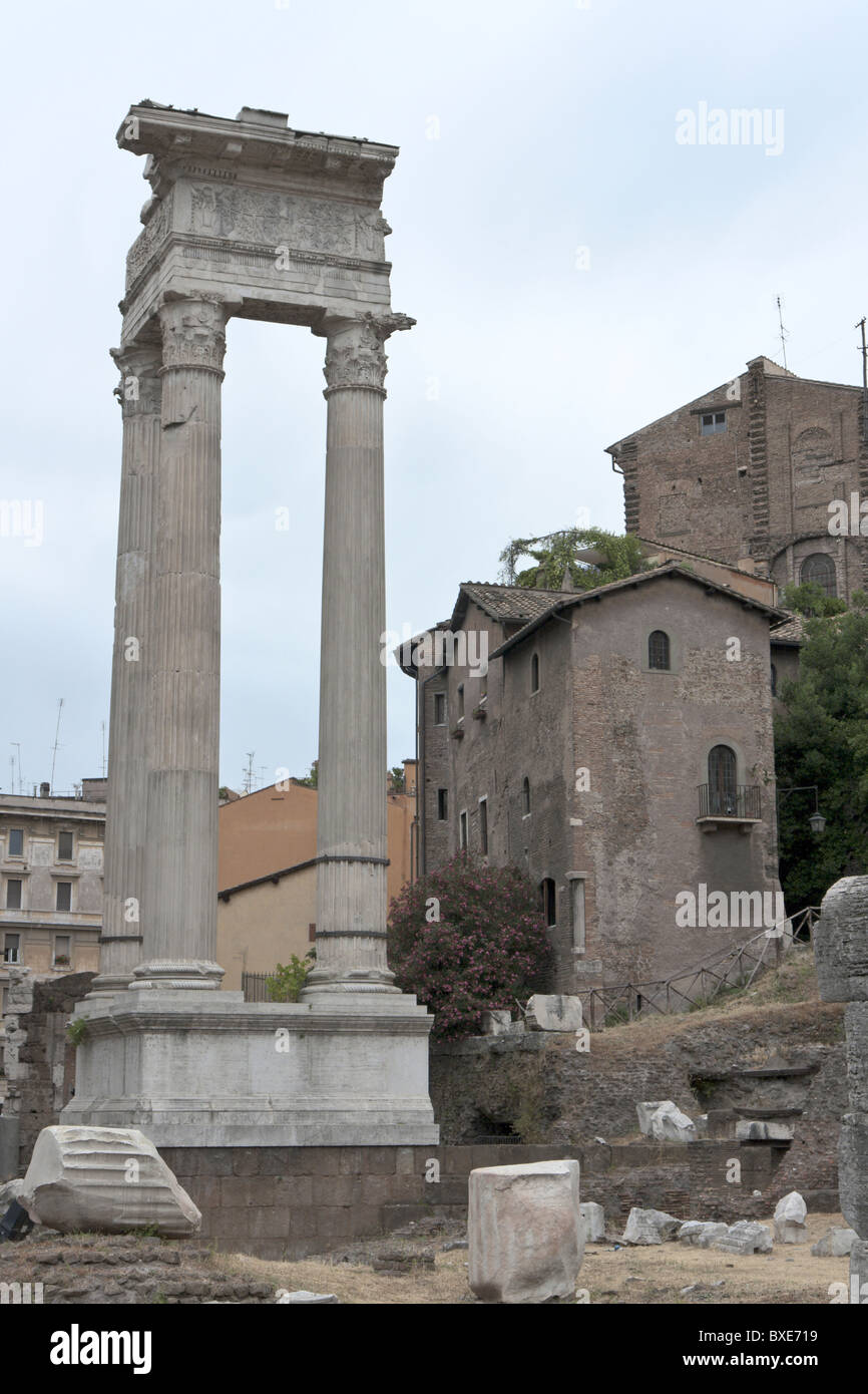 Rovine del tempio di Apollo Sosianus e un edificio medievale noto come albergo della catena. Foto Stock