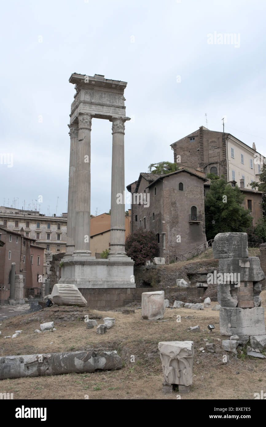 Rovine del tempio di Apollo Sosianus e un edificio medievale noto come albergo della catena. Foto Stock