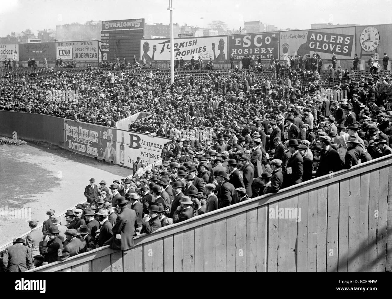 A destra la tribuna del campo al Polo Grounds - 1912 Baseball World Series Foto Stock