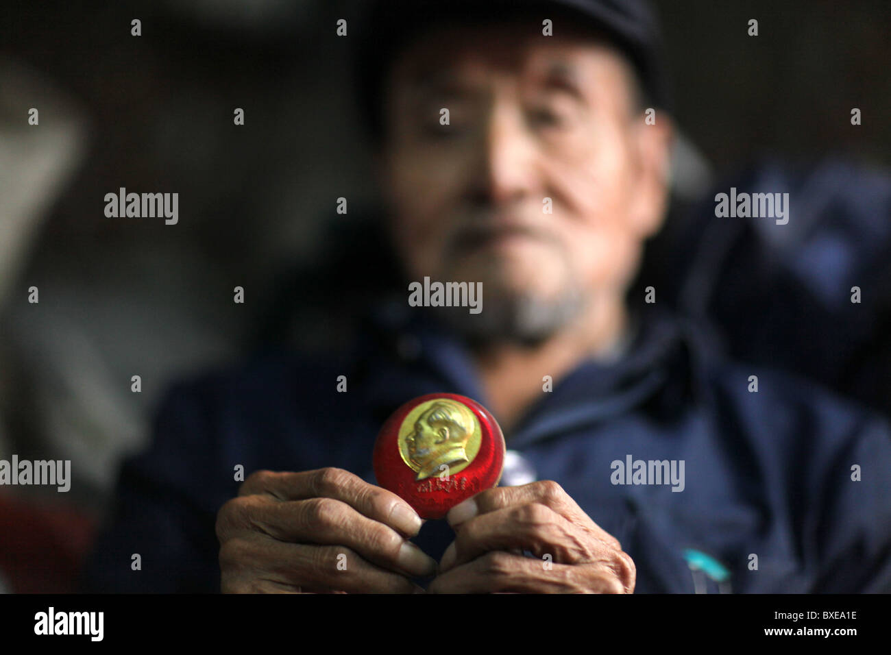 Wang Anting con la sua collezione di pace per il Presidente Mao memorabilia di Wang Anting la piccola esposizione a Chengdu, in Cina. Foto Stock