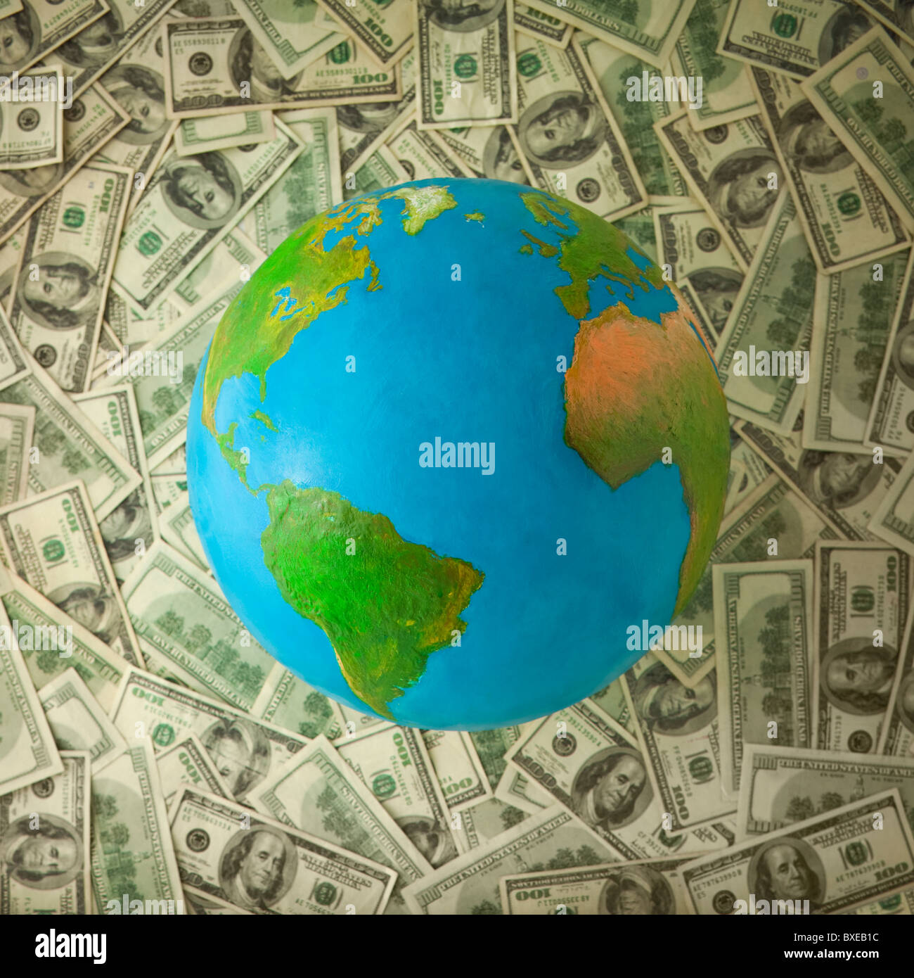 Globo sulla sommità del denaro Foto Stock