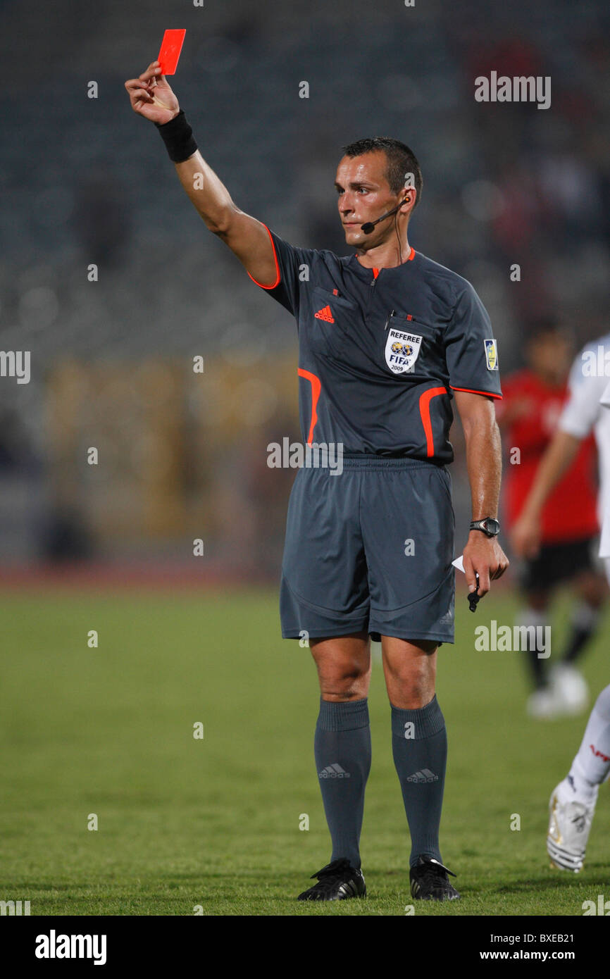 Arbitro Ivan Bebek visualizza un cartellino rosso ed espelle Paraguay di Ronald Huth da un 2009 U-20 World Cup Soccer match contro l'Egitto Foto Stock