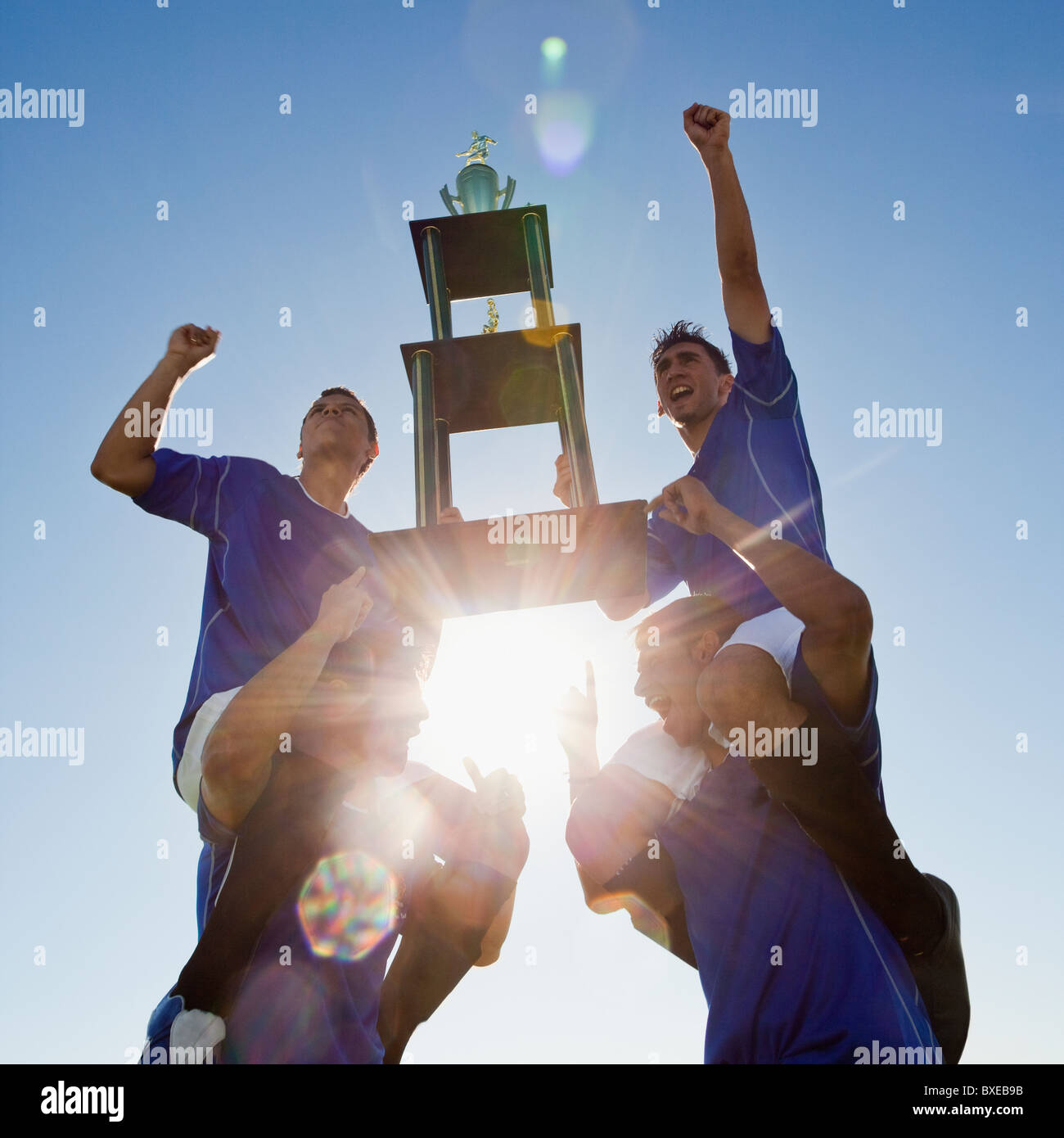 I giocatori di calcio trofeo di contenimento Foto Stock