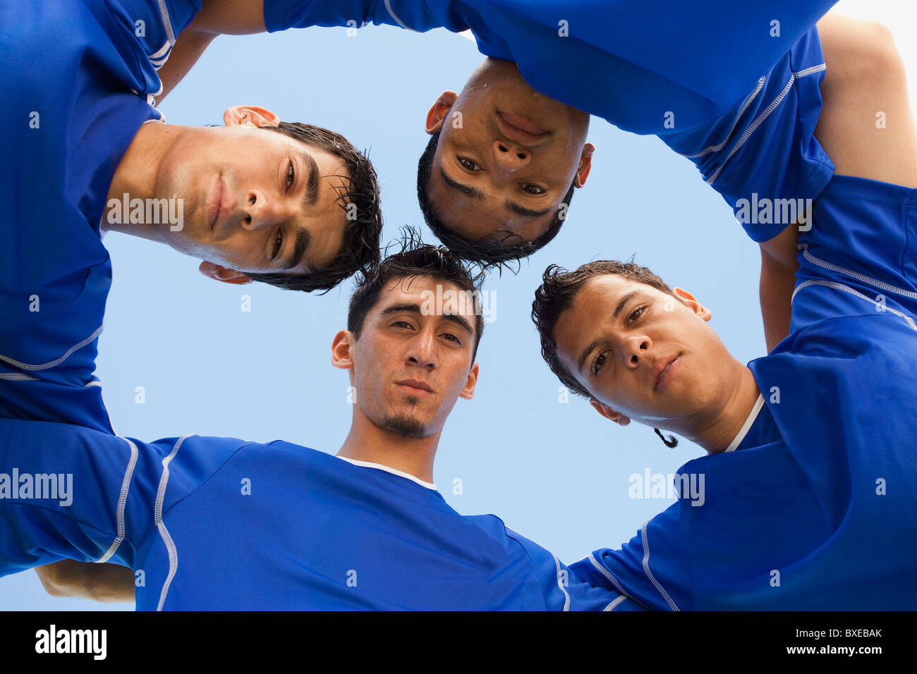 I giocatori di calcio raggomitolati insieme Foto Stock