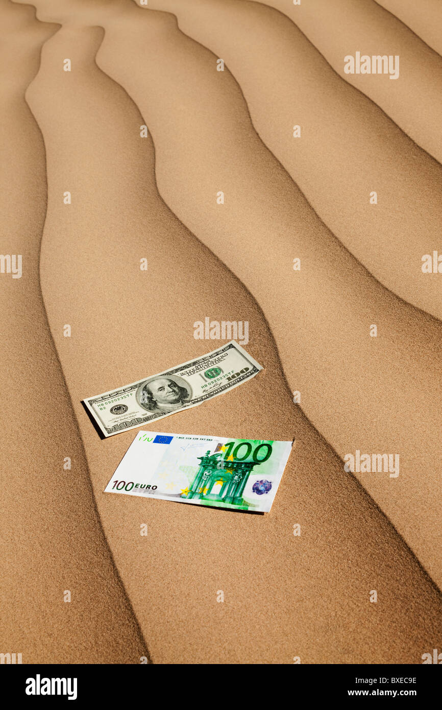 Soldi su sabbia nel deserto Foto Stock