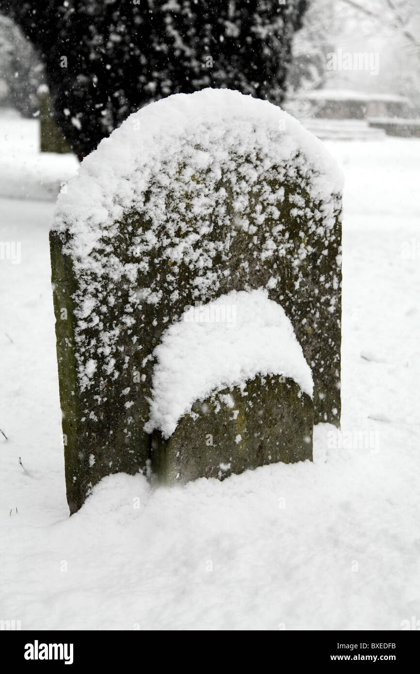 Una lastra tombale coperto di neve. Putney. Londra Foto Stock