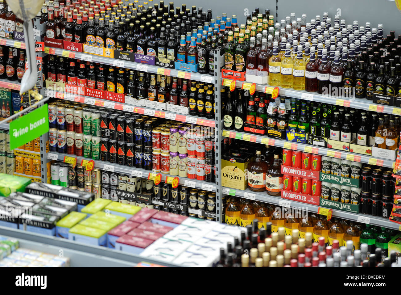 Regno Unito scaffali del supermercato impilato con alcool. Foto Stock