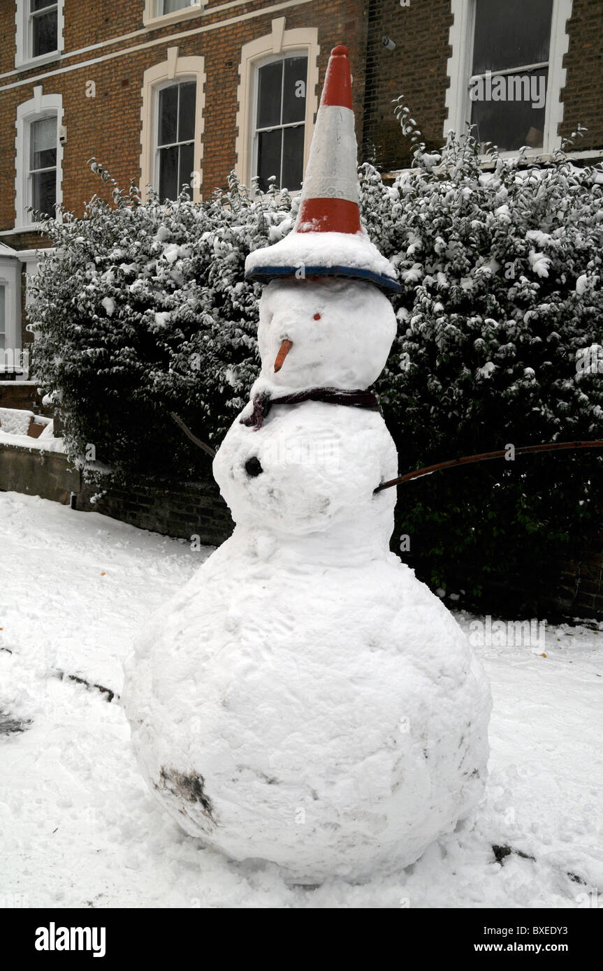 Regno Unito. Pupazzo di neve sulle strade di Londra. Neve pesante e maltempo provocano interruzioni IN INGHILTERRA PER LA SETTIMANA DI NATALE Foto Stock