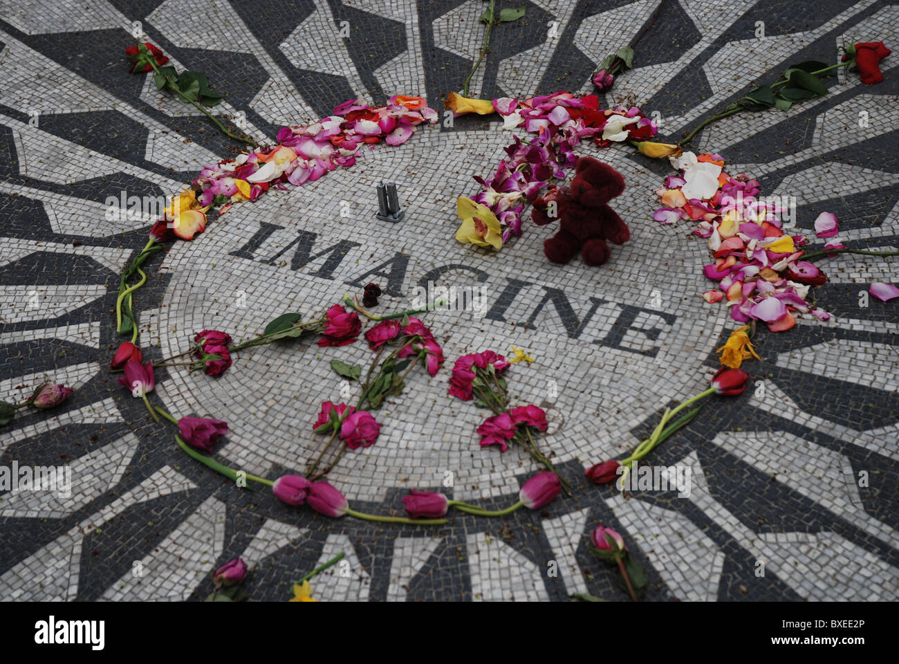 John Lennon memorial presso il sito del suo assassinio città del Central Park di New York Foto Stock