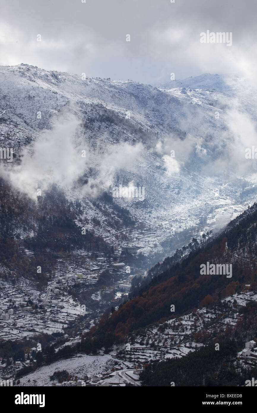 Alta vista sopra la valle del ghiacciaio vicino Manteigas durante un inverno, Estrela Mountain Range, Portogallo Foto Stock