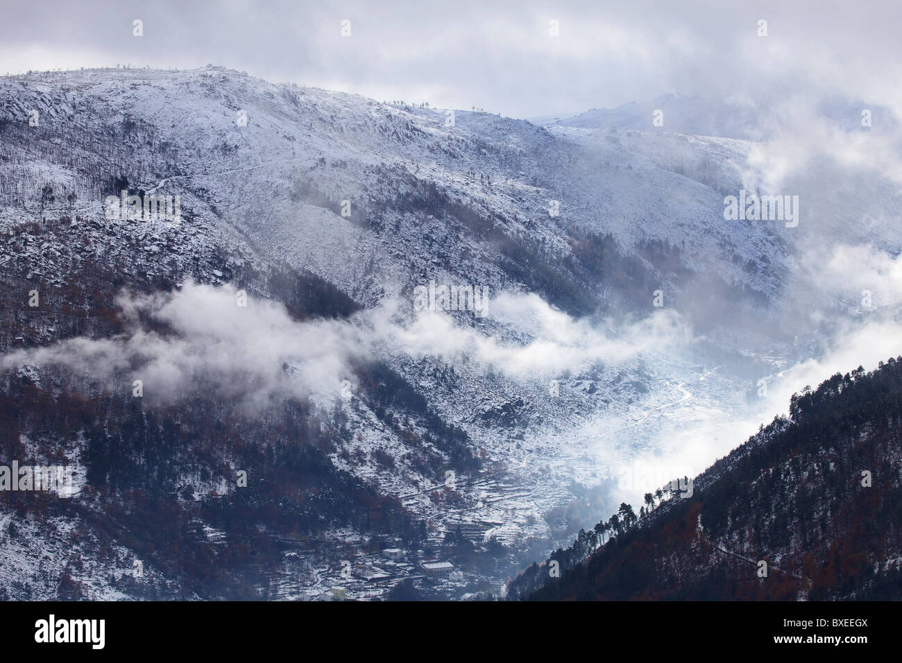 Alta vista sopra la valle del ghiacciaio vicino Manteigas durante un inverno, Estrela Mountain Range, Portogallo Foto Stock