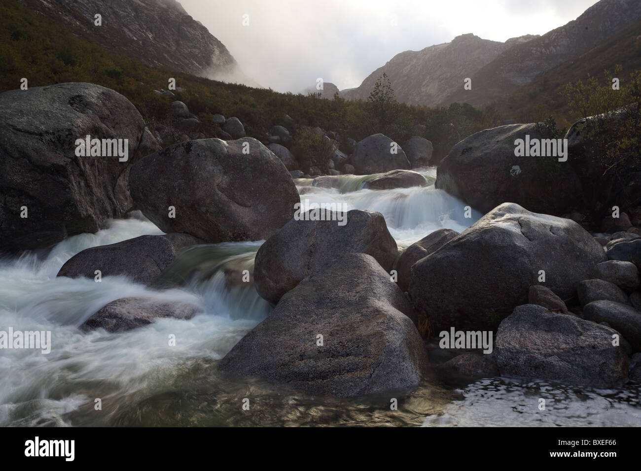 Il fiume selvaggio con le montagne alle spalle, Geres Parco Nazionale,Portogallo Foto Stock