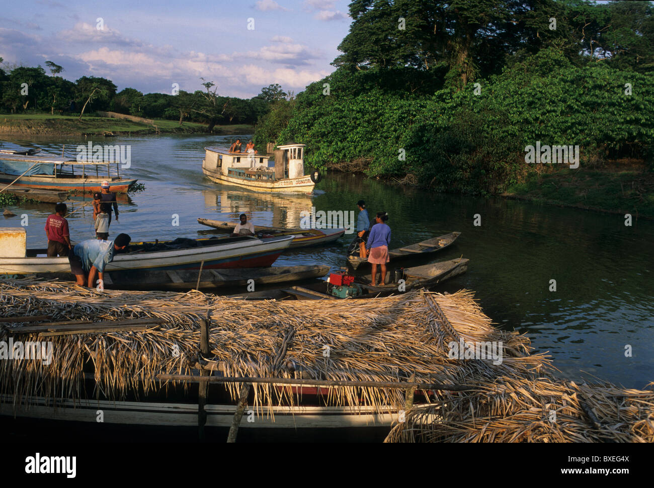 I pescatori al tramonto sul fiume Camutins. MARAJO Camutins isola stato di Pará. Il Brasile (Amazon) Foto Stock