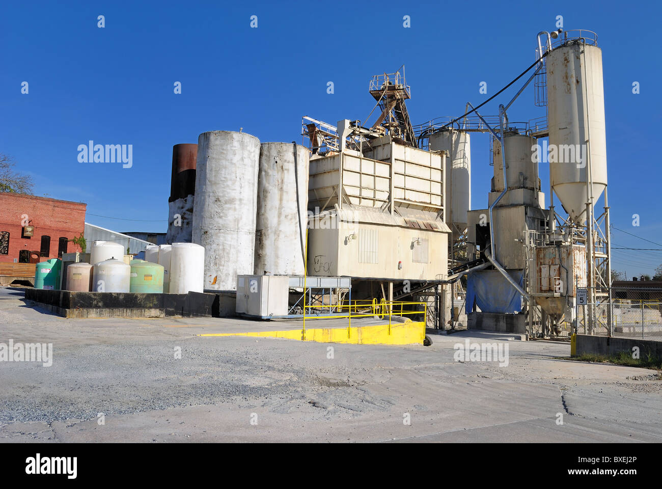 Un cemento industriale impianto di lavorazione. Foto Stock