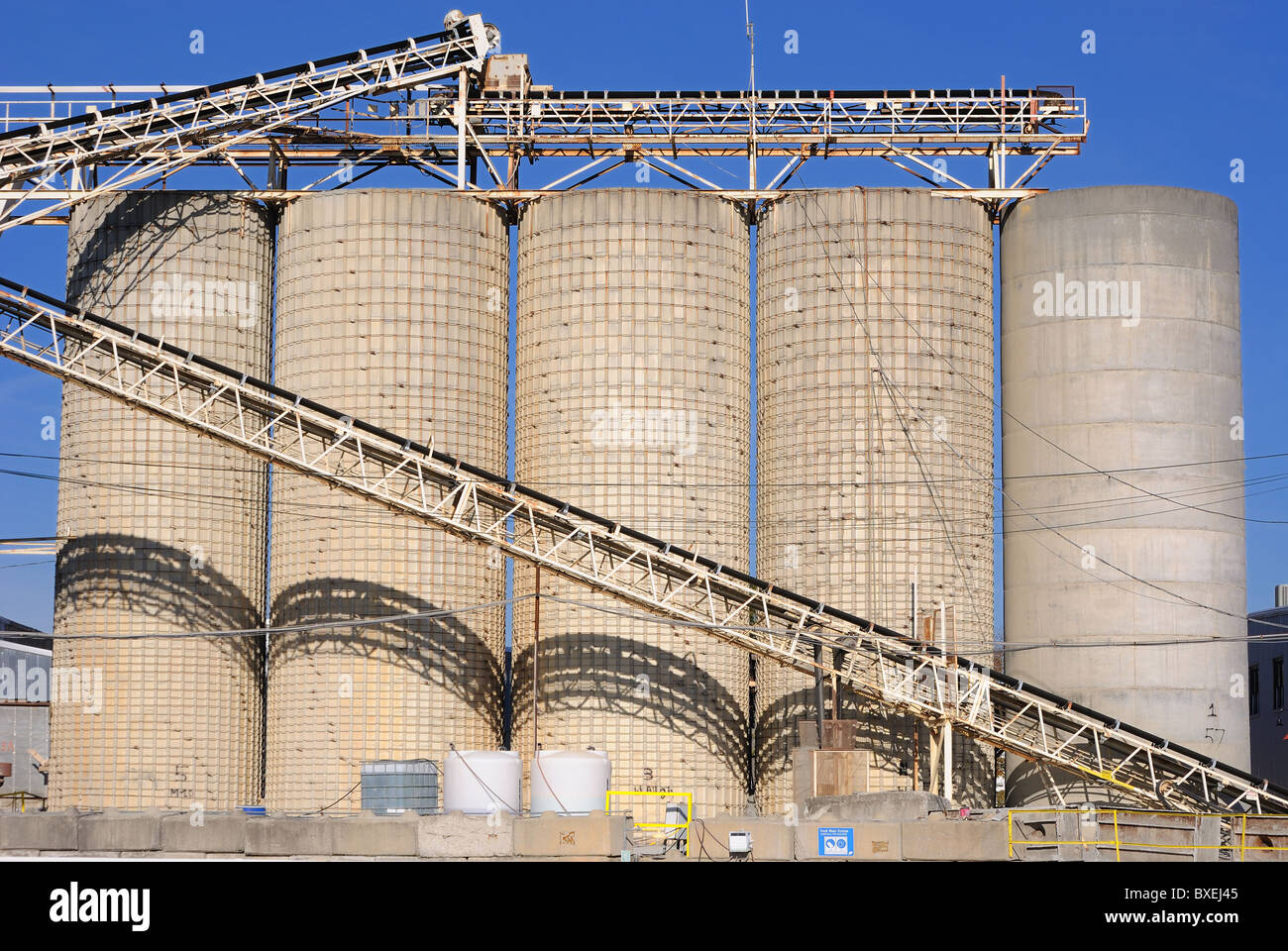 Un cemento industriale impianto di lavorazione. Foto Stock