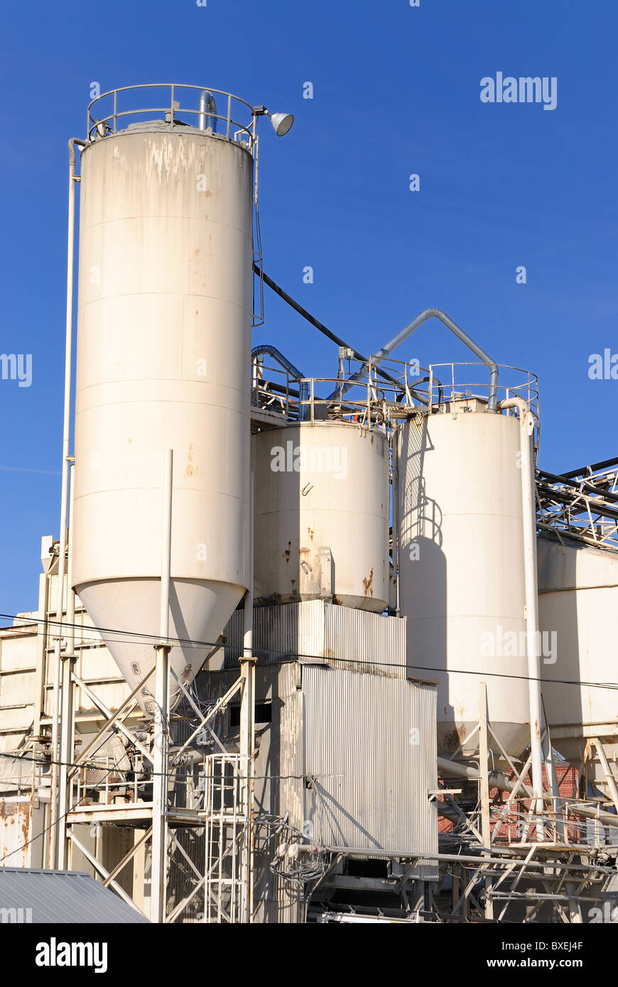 Un cemento industriale impianto di lavorazione. Foto Stock