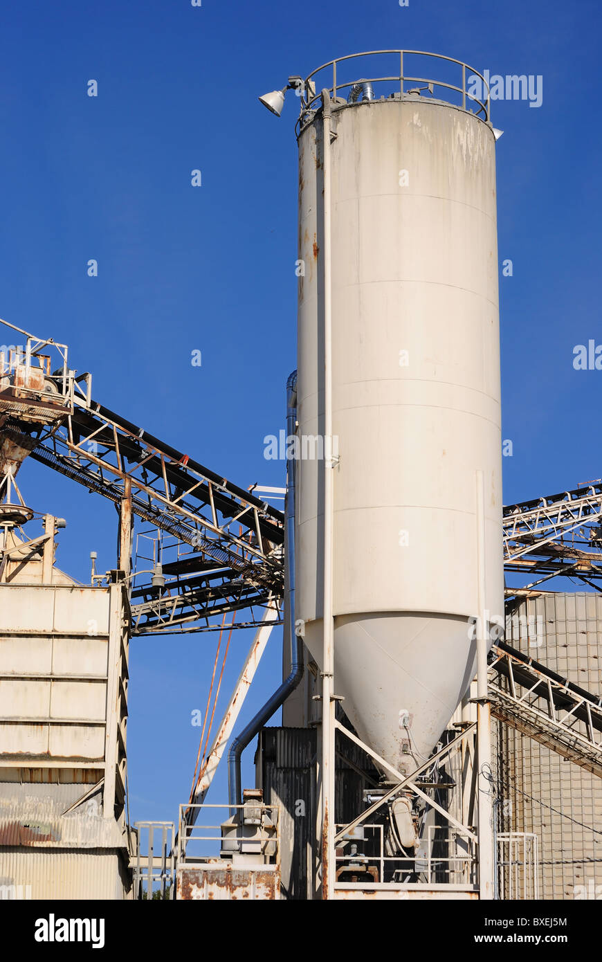 Un cemento industriale impianto di lavorazione. Foto Stock