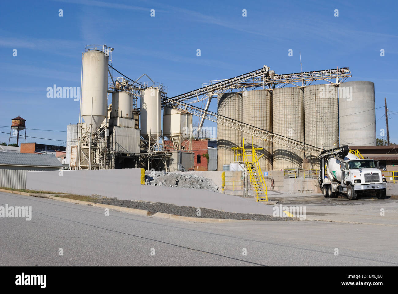 Un impianto di cemento con un carrello per il caricamento. Foto Stock