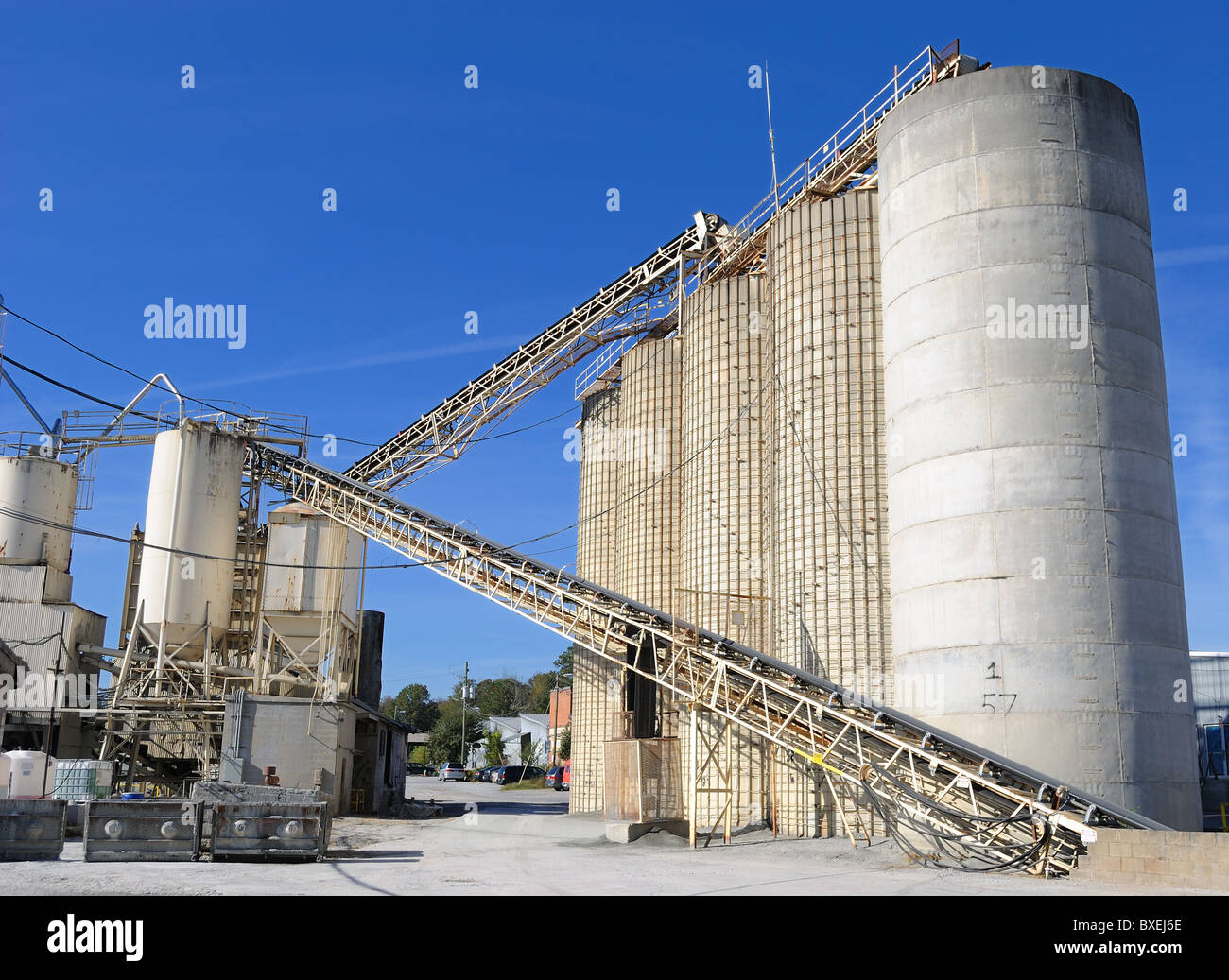 Un cemento industriale impianto di lavorazione. Foto Stock