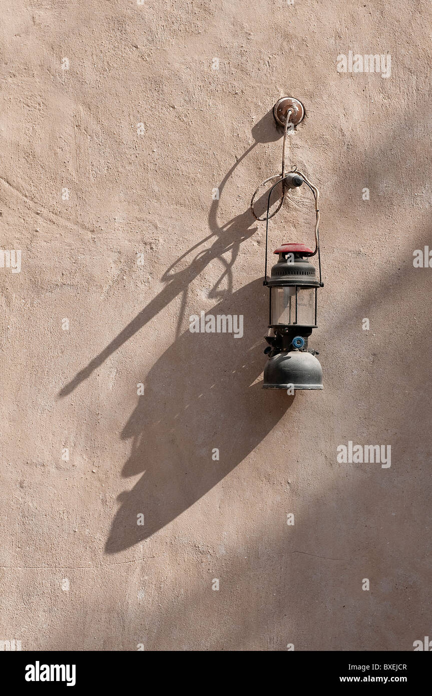 Una lampada ad olio su muro a Dubai Foto Stock