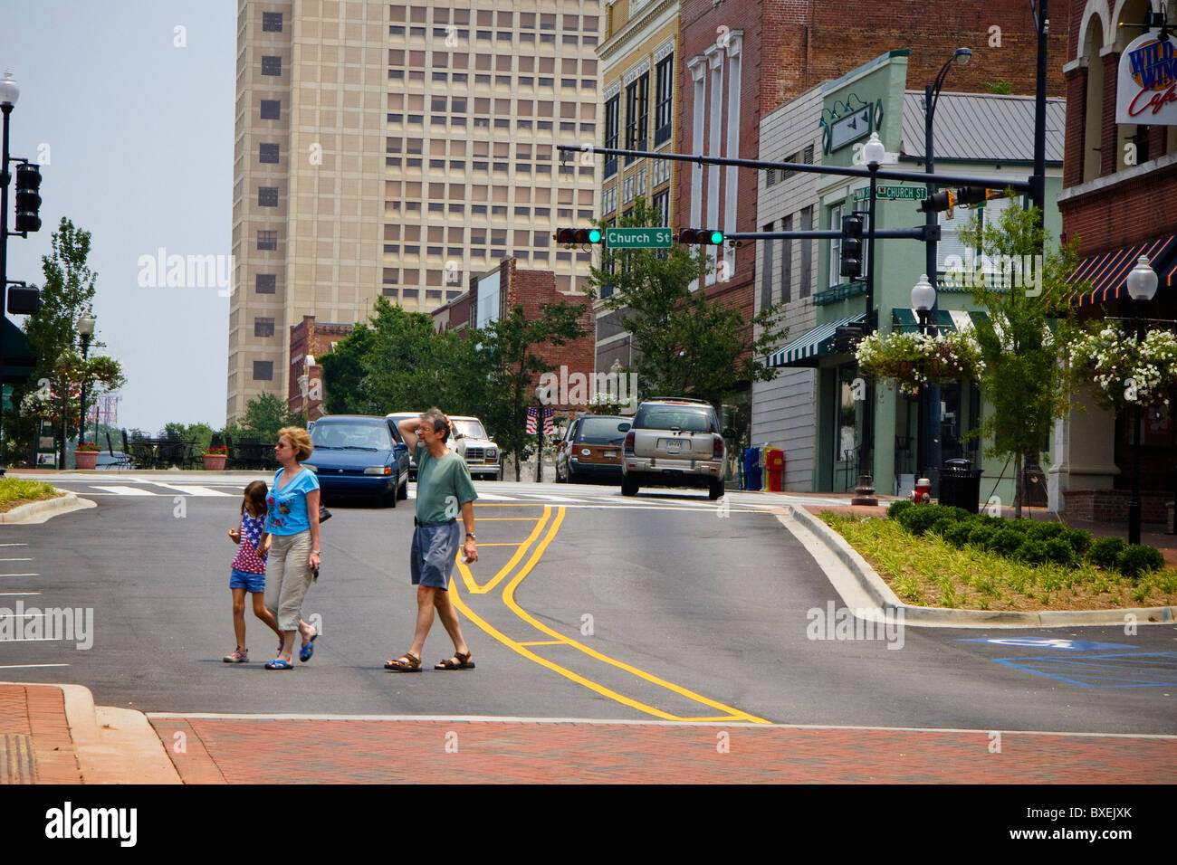 Turisti attraversa la famiglia West Main Street nel centro di Spartanburg, SC nel luglio 2006. Foto Stock