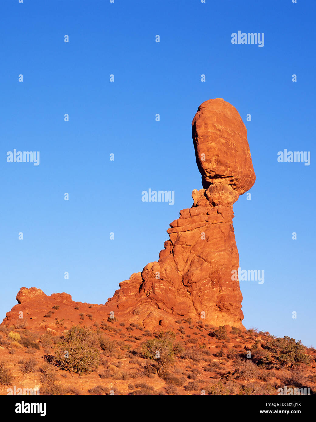 Roccia equilibrato in inizio di mattina di sole, Parco Nazionale di Arches, Utah, Stati Uniti d'America Foto Stock