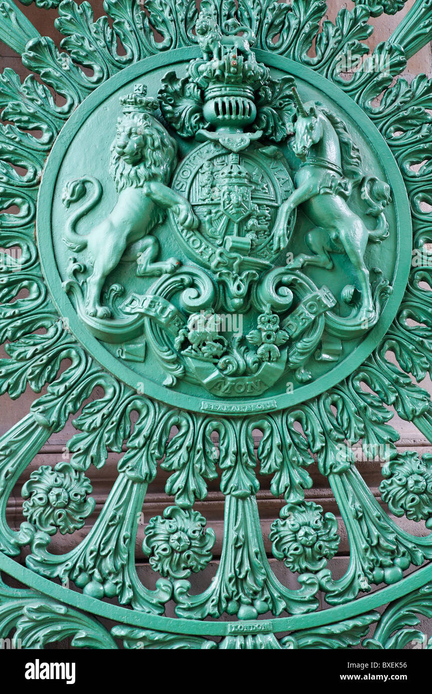 Royal Crest sul gate del Wellington Arch, Constitution Hill, London, Regno Unito Foto Stock